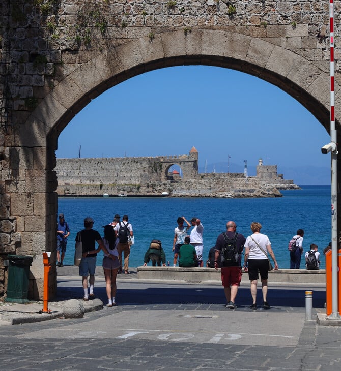 Ρόδος: Κινητό τηλέφωνο εκρήγνυται σε τσάντα τουρίστριας ενώ περπατά στην Παλιά Πόλη