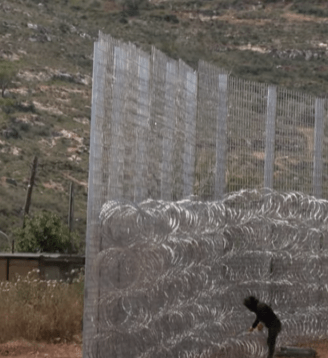 Το Ισραήλ έχτισε μεταλλικό φράχτη γύρω από ολόκληρη πόλη στη Δυτική Όχθη: «Η Σινζίλ έχει μετατραπεί σε φυλακή»