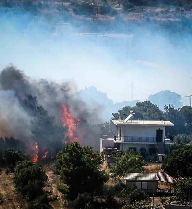 Φωτιά στην Ραφήνα: Σε επιφυλακή παραμένουν ισχυρές πυροσβεστικές δυνάμεις