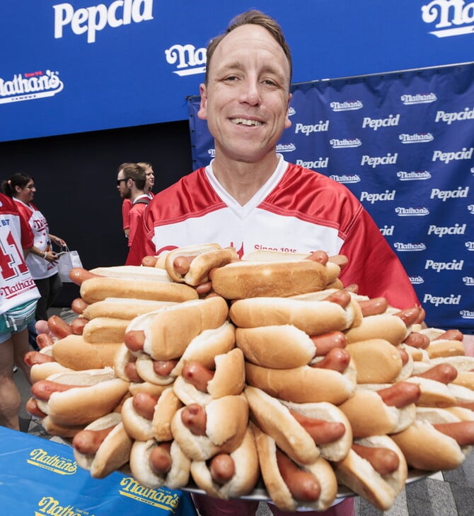 70,5 χοτ ντογκ σε 10 λεπτά: Ο Αμερικανός Joey Chestnut κέρδισε τον πιο διάσημο διαγωνισμό υπερφαγίας