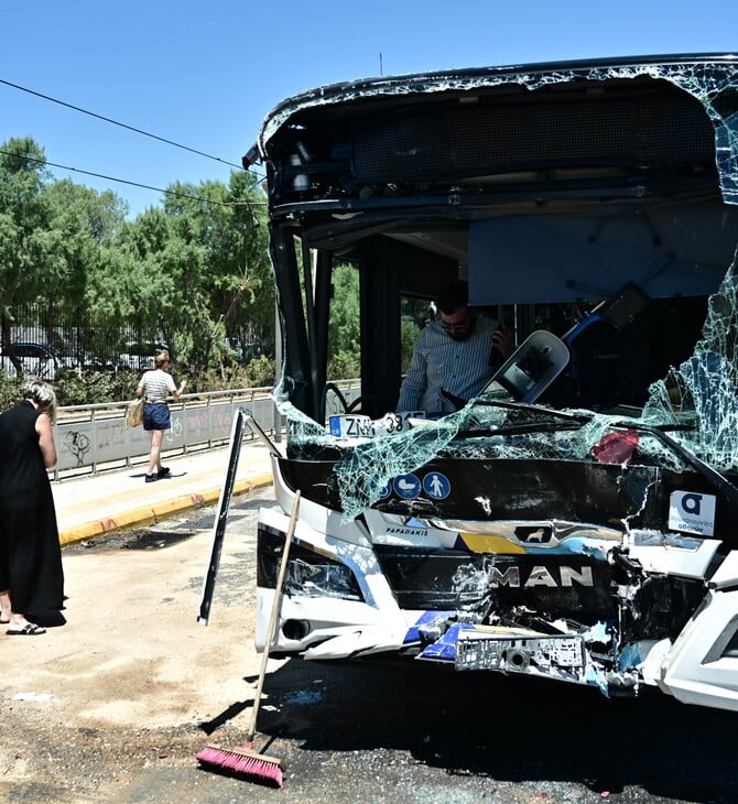 Τροχαίο με λεωφορεία στη Βούλα: Φρουρούμενη νοσηλεύεται η 55χρονη οδηγός - 14 επιβάτες παραμένουν στα νοσοκομεία