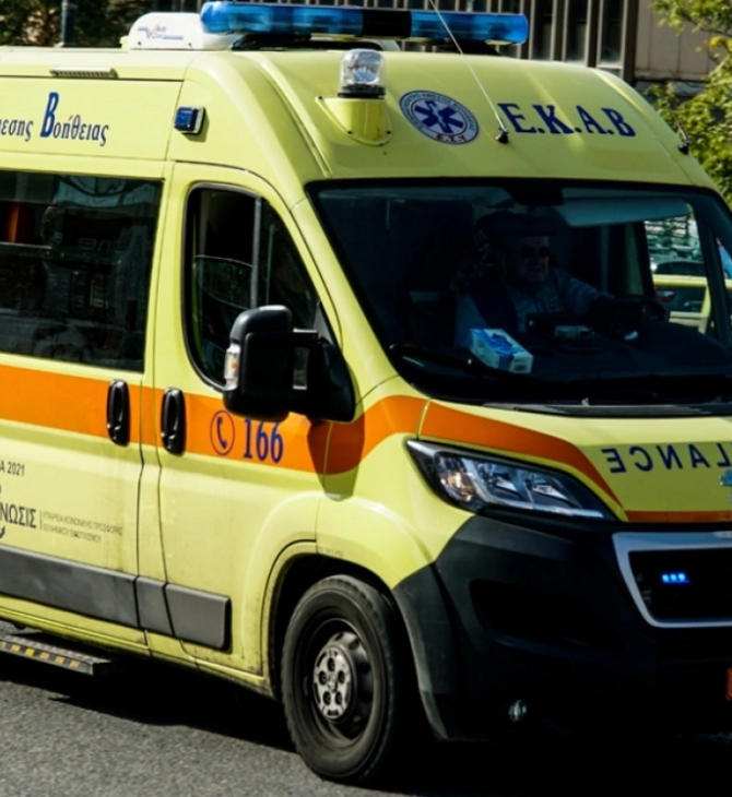 Σοβαρό τροχαίο με μηχανή στη Θεσσαλονίκη – Στο νοσοκομείο δύο τραυματίες