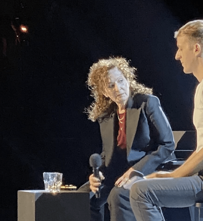 Η Nan Goldin συγκλονίζει στην Aρλ: «Αυτό που συμβαίνει στη Γάζα είναι η πρώτη γενοκτονία σε live μετάδοση»