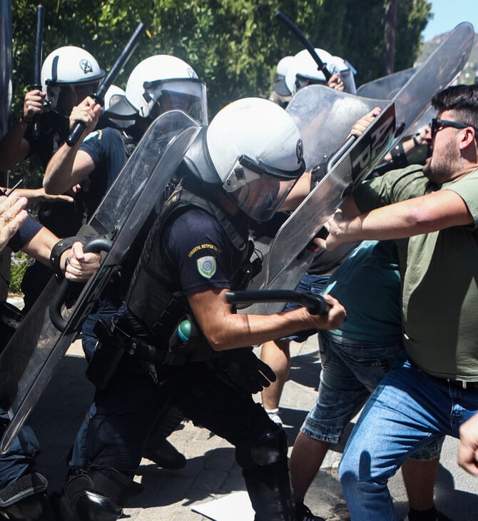 Ένταση και δακρυγόνα έξω από τη σύνοδο των πρυτάνεων