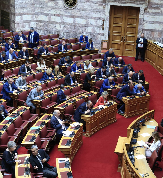 Βουλή: Υπερψηφίστηκε η τροπολογία για το μεταναστευτικό με 177 «ναι»
