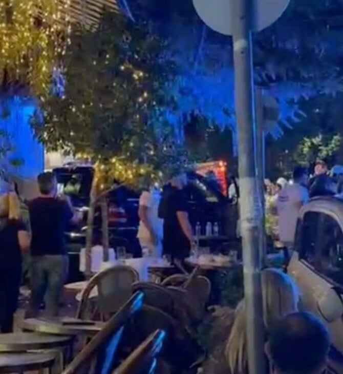 Αυτοκίνητο έπεσε σε κατάστημα εστίασης στο Κολωνάκι