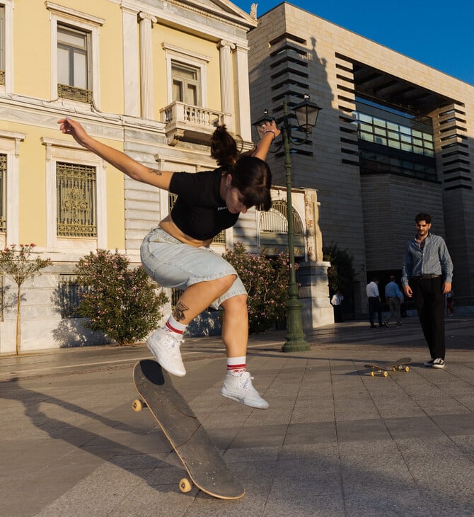 Κάθε απόγευμα Τρίτης οι Αθηναίες μαθαίνουν να κάνουν skate στην πλατεία Κοτζιά