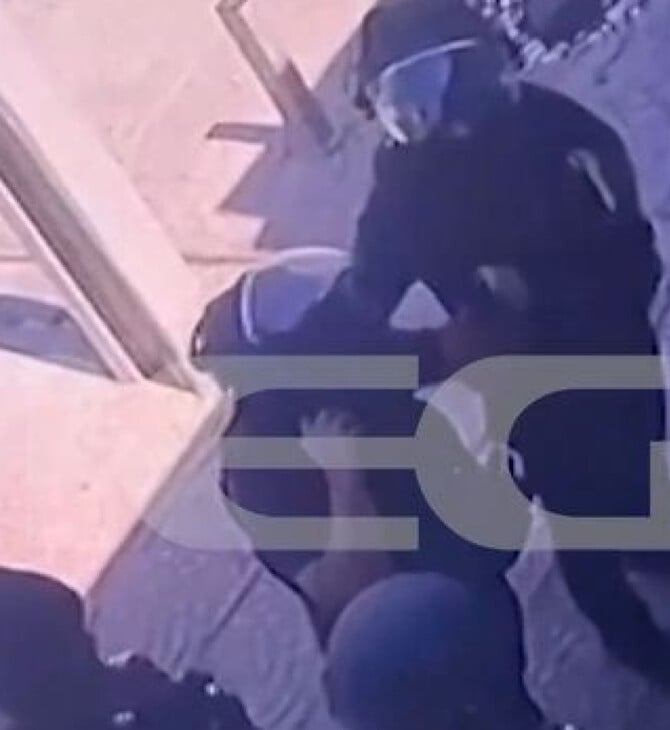 Αχαρνές: Η στιγμή που οι αστυνομικοί μπαίνουν στο κατάστημα που κλείδωσαν τους ληστές