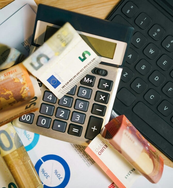 Επίδομα άδειας 2025: Πότε καταβάλλεται, πώς το υπολογίζεται και ποιοι θα το λάβουν αυξημένο φέτος;