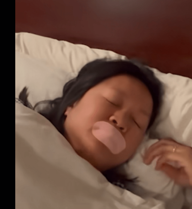 Mouth taping: Οι ειδικοί προειδοποιούν για το trend που υπόσχεται καλύτερο ύπνο και ομορφότερο πρόσωπο