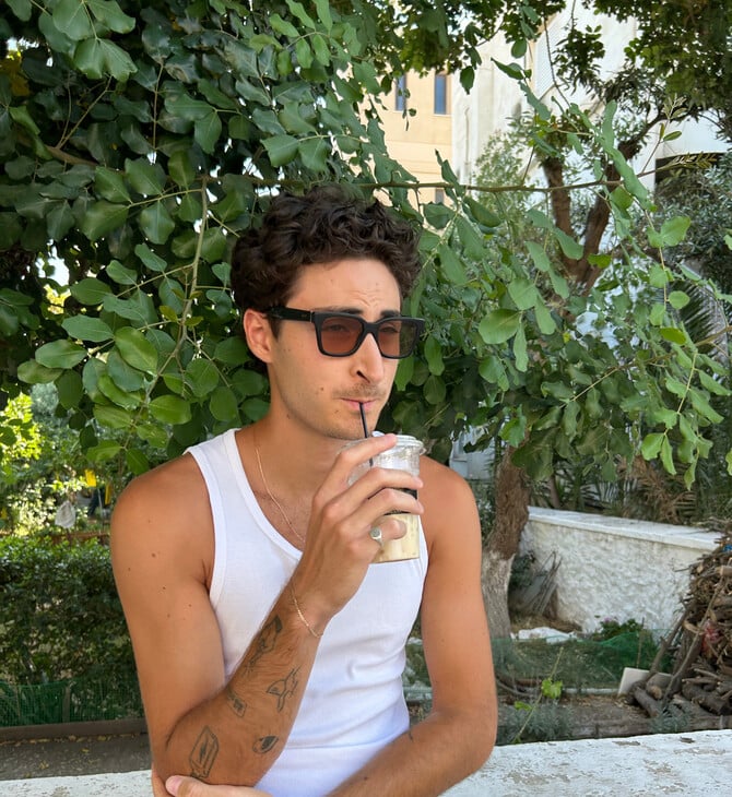 Ο Fin θέλει να δοκιμάσει όλους τους freddo cappuccino που κυκλοφορούν εκεί έξω