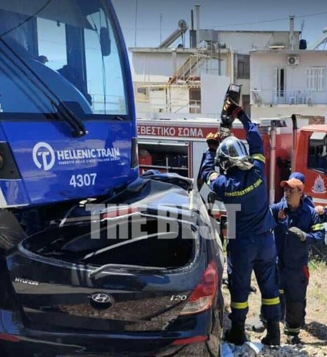 Σύγκρουση συρμού του Προαστιακού με Ι.Χ. στην Πάτρα – Απεγκλωβίστηκε τραυματισμένος ο οδηγός