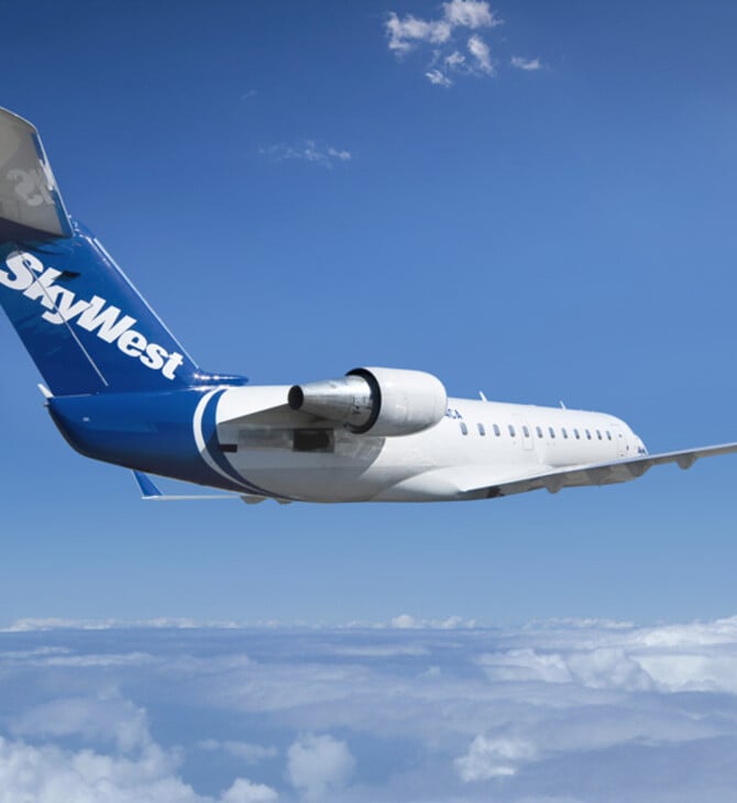 Επιβάτης της SkyWest προσπάθησε να ανοίξει την πόρτα του αεροσκάφους εν πτήσει
