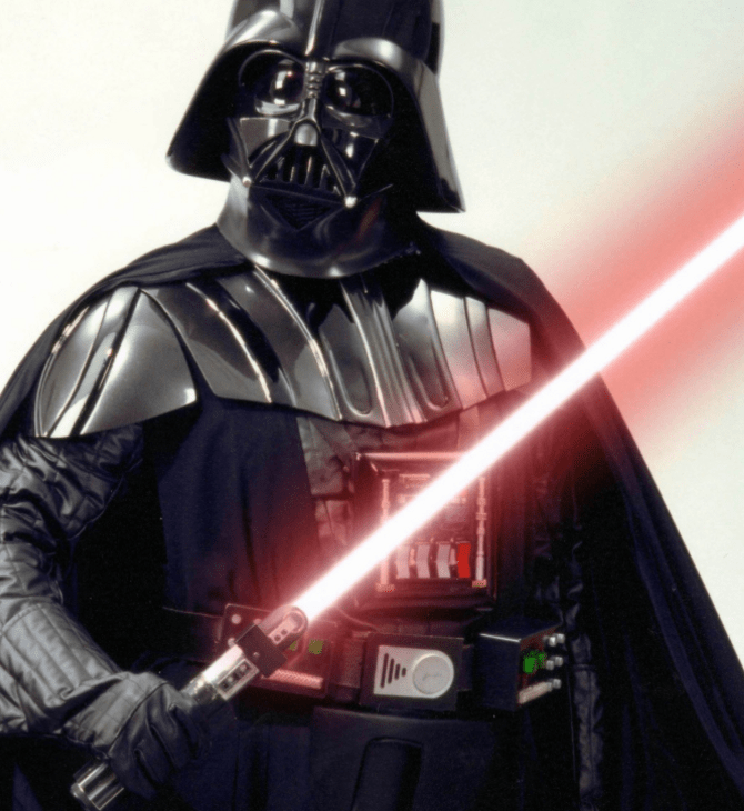 Star Wars: Σε δημοπρασία το εμβληματικό φωτόσπαθο του Darth Vader 