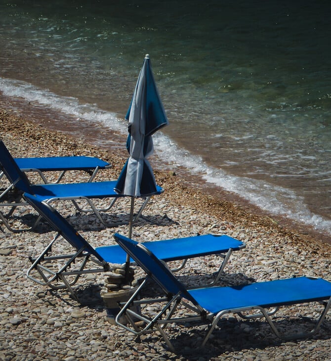 «Χρυσές» ξαπλώστρες και σαλάτες: Οι ακραίες τιμές στις παραλίες της Αττικής και η σύγκριση με το Μονακό