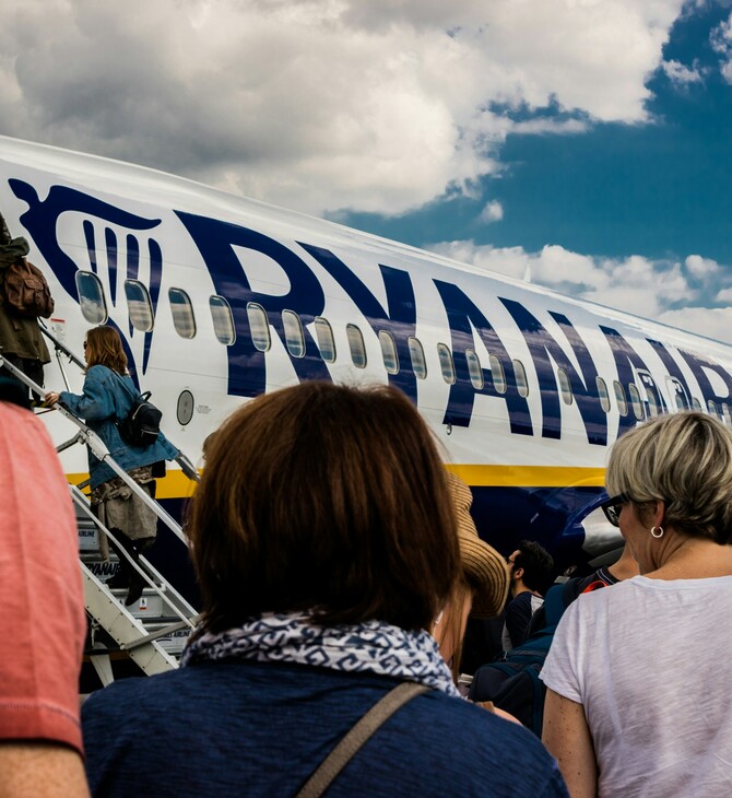 H Ryanair θα αυξήσει τα μπόνους για όσους εντοπίζουν αποσκευές βαρύτερες από τα όρια