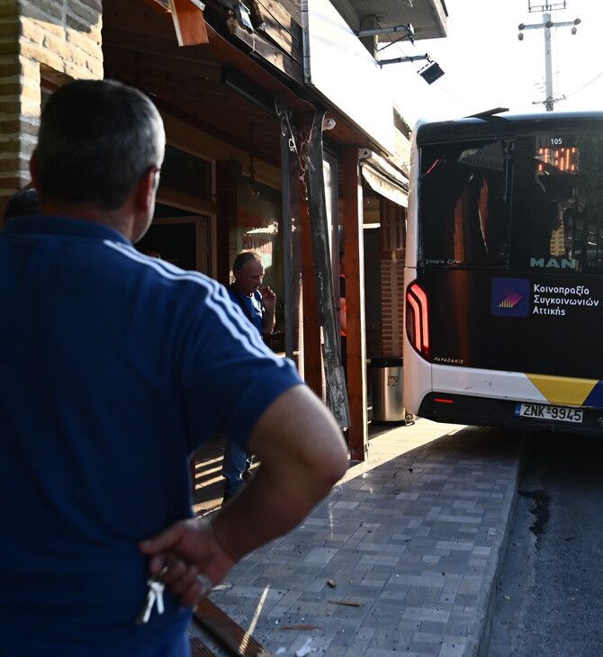Μενίδι: Λεωφορείο συγκρούστηκε με σταθμευμένο όχημα και κολώνα φωτισμού