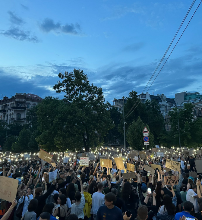 Ουκρανία: Μεγάλη διαμαρτυρία κατά του Ζελένσκι, η πρώτη μετά τη ρωσική εισβολή - «Ο πατέρας μου δεν πέθανε γι’ αυτό»