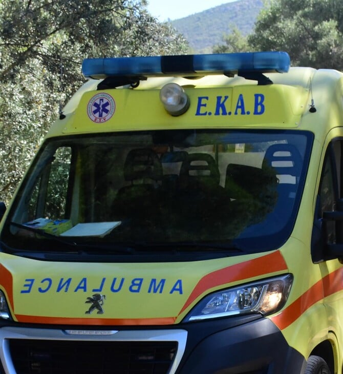 Τροχαίο στη Νίκαια: Αυτοκίνητο έπεσε σε πρόσοψη σούπερ μάρκετ - Τρεις τραυματίες