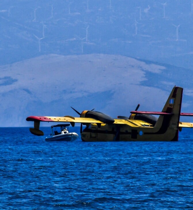 Κορινθία: Βίντεο από τη ρυμούλκηση του Canadair μετά την προσθαλάσσωσή του στο Βραχάτι