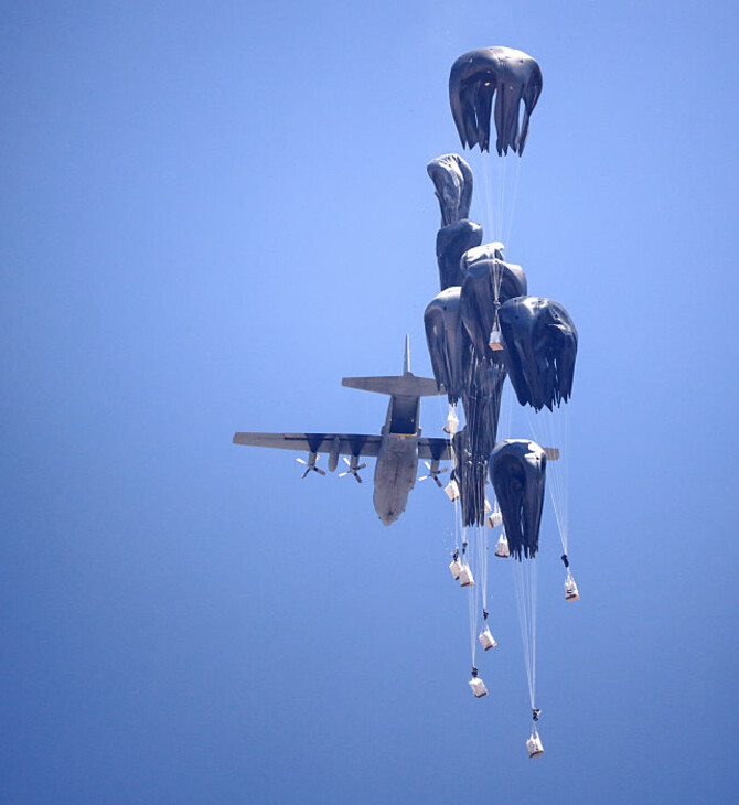 Γάζα: Αεροσκάφη C-130 από Ιορδανία και ΗΑΕ έριξαν 25 τόνους βοήθειας