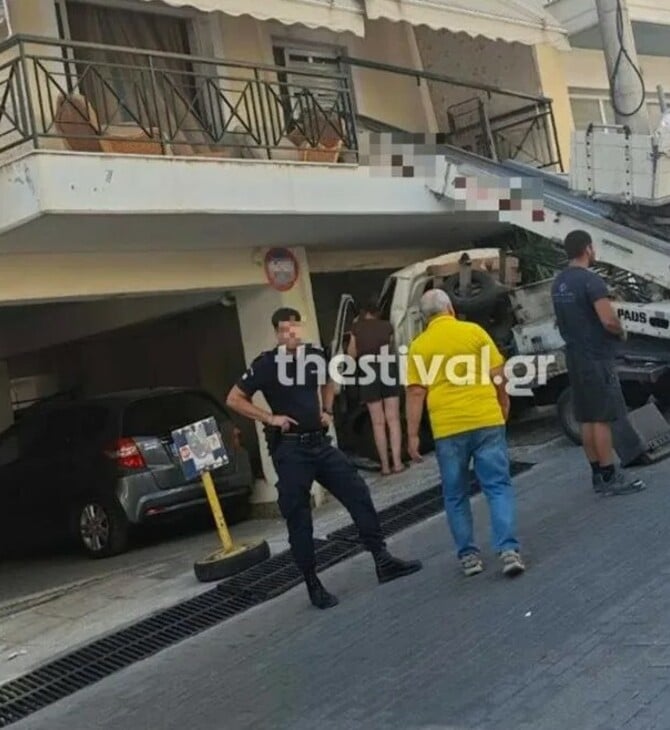 Γερανός έπεσε σε μπαλκόνι διαμερίσματος μετά το Περιστέρι και στη Θεσσαλονίκη