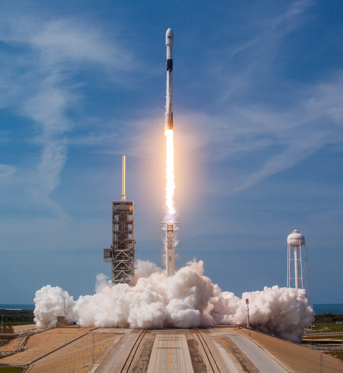 SpaceX: Αναβλήθηκε για αύριο λόγω κακοκαιρίας η εκτόξευση του πυραύλου Falcon 9