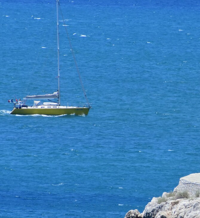 Σκάφος προσέκρουσε σε βραχώδη ακτή στη Διάπορο Χαλκιδικής: Υπάρχουν τραυματίες