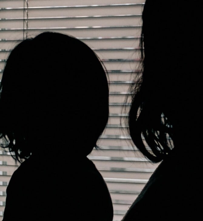 Βιασμός 10χρονης στη Θεσσαλονίκη: Δίωξη σε βαθμό κακουργήματος στη μητέρα της και τον σύντροφό της