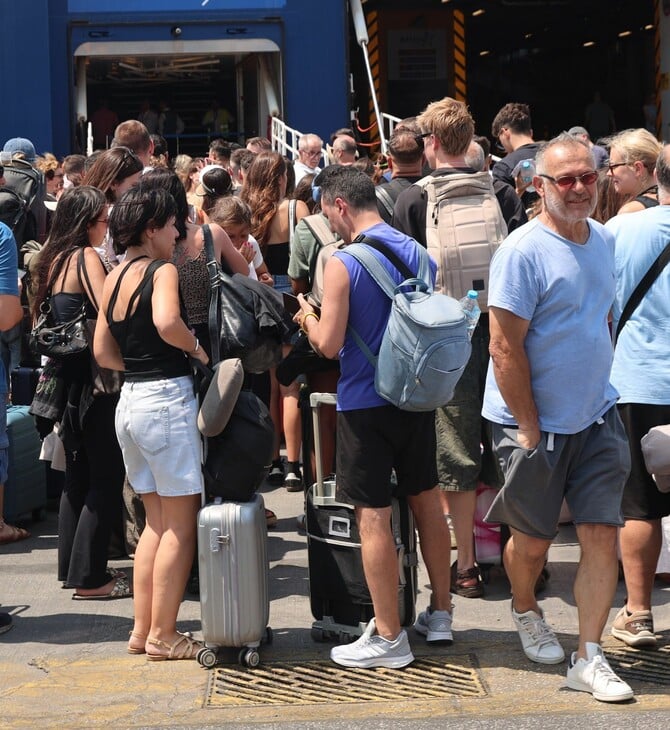 Αναχωρούν τα πλοία που έμειναν δεμένα για ώρες λόγω καιρού