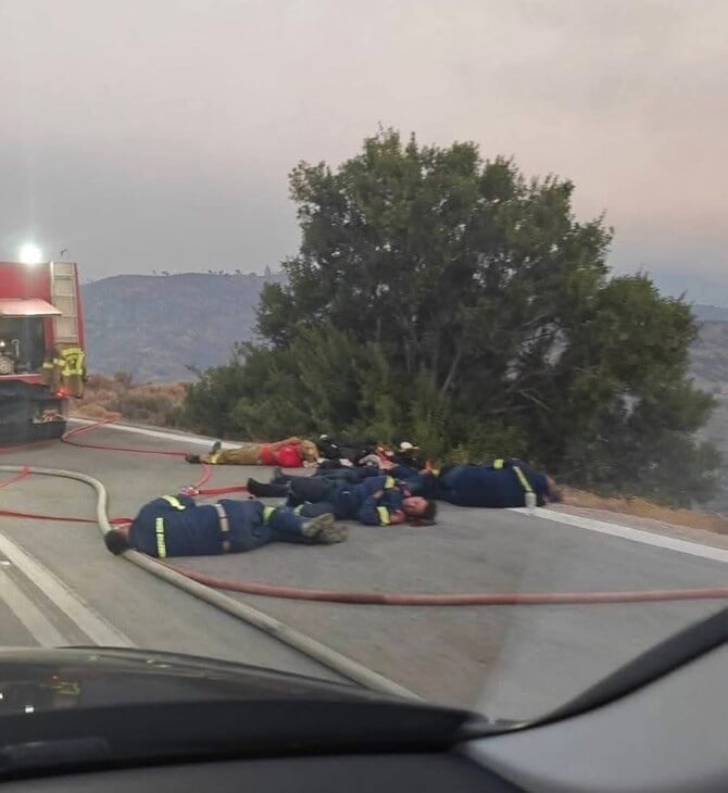 Φωτογραφία από τη φωτιά στη Χίο: Εξαντλημένοι πυροσβέστες ξαπλώνουν στην άσφαλτο για να ξεκουραστούν