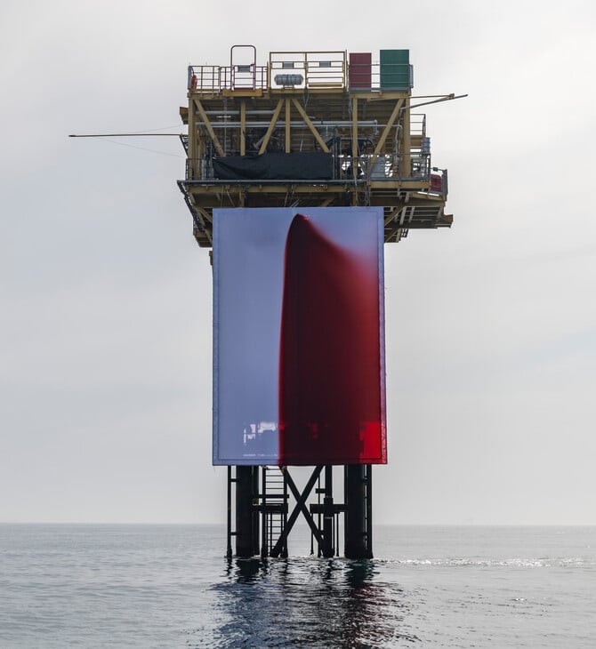 Greenpeace: Ακτιβιστές «έντυσαν» στα κόκκινα πλατφόρμα της Shell στη μέση της Βόρειας Θάλασσας