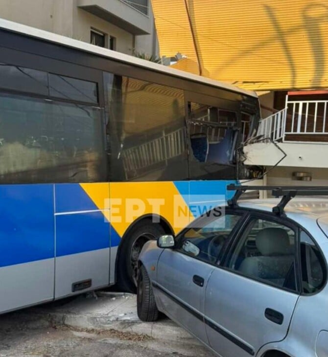 Τροχαίο στου Παπάγου: Λεωφορείο έπεσε σε σπίτι