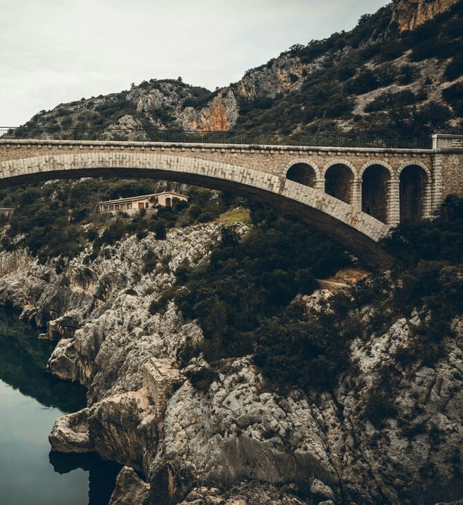 Ιταλία: Γέφυρα στη Σικελία αρχίζει να καταρρέει ενώ κινούνται επάνω της οχήματα