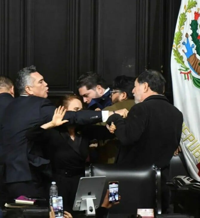 Μεξικό: Η στιγμή του άγριου καβγά μέσα στην Γερουσία