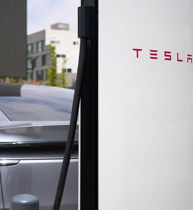 Οι πωλήσεις της Tesla πέφτουν κατά 40% στην Ευρώπη, ενώ ο κινέζος ανταγωνιστής της τριπλασιάζει τις πωλήσεις του