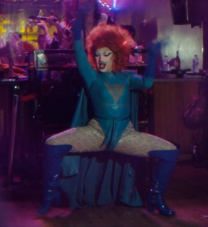 Η drag artist Florence Konstantina Delight αρνείται να βυθιστεί στις σκιές