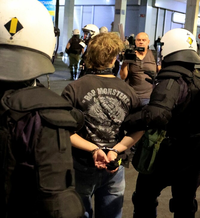 Επεισόδια στο Σύνταγμα μετά τη συγκέντρωση για τα Τέμπη