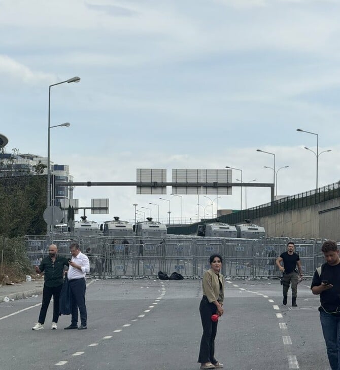 Σκηνικό πραξικοπήματος στην Τουρκία: Δακρυγόνα και χάος έξω από τα γραφεία του CHP στην Κωνσταντινούπολη