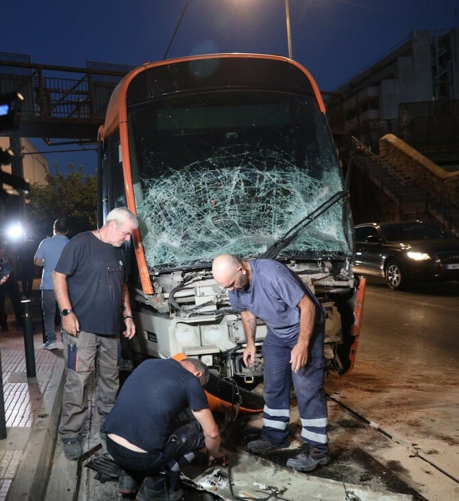 Πειραιάς: Ο οδηγός του τραμ είπε στις Αρχές ότι ένιωσε σκοτοδίνη - 30 τραυματίες από τη σύγκρουση