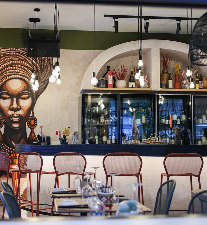 Το ζιράφ wine bar μόλις άνοιξε στα Εξάρχεια με εκλεπτυσμένο μενού και afro αισθητική