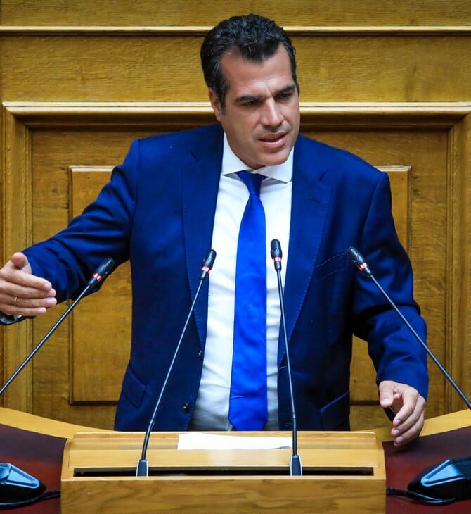 Ο Πλεύρης υπογράφει εγκύκλιο και καταργεί τον όρο «παράτυπη μετανάστευση» – Αντικαθίσταται με το «παράνομη»