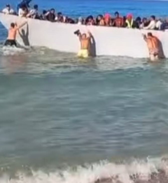 Βίντεο από Γαύδο: Λουόμενοι σπρώχνουν πίσω στη θάλασσα βάρκα με μετανάστες