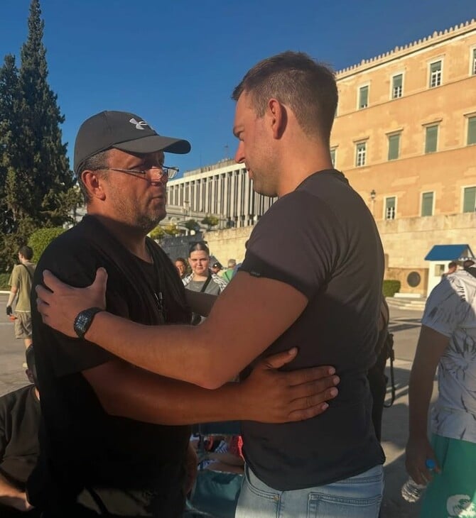 Τέμπη: Συνάντηση Κασσελάκη με τον πατέρα του 22χρονου Ντένις Ρούτσι στο Σύνταγμα