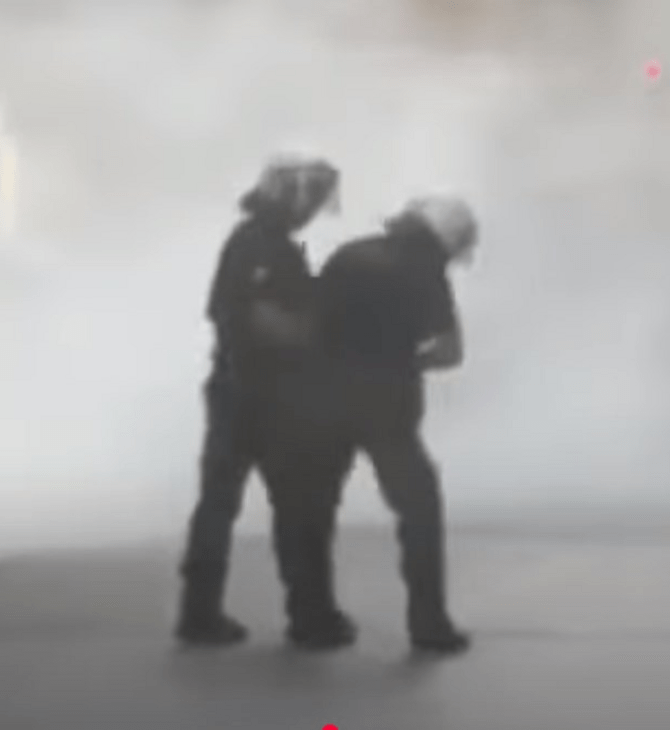 Βίντεο δείχνει αστυνομικό να χαστουκίζει συνάδελφό του στην πορεία για τον Παύλο Φύσσα