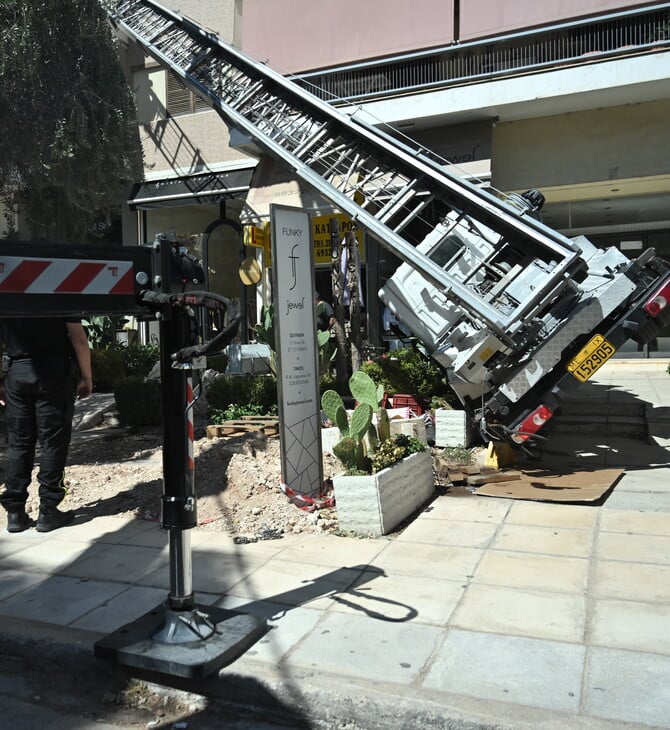 Γλυφάδα: Γερανός έπεσε σε καφετέρια