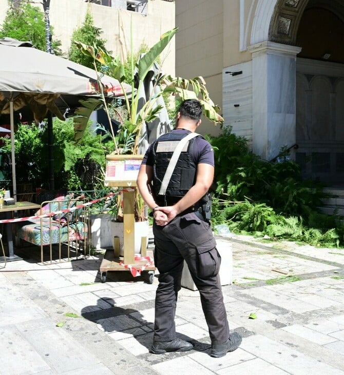 Η στιγμή της πτώσης δέντρου στο κέντρο της Αθήνας