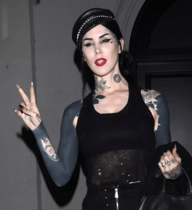 Η Kat Von D δείχνει τη ριζική μεταμόρφωσή της με black-out tattoo που καλύπτει το 80% του σώματός της