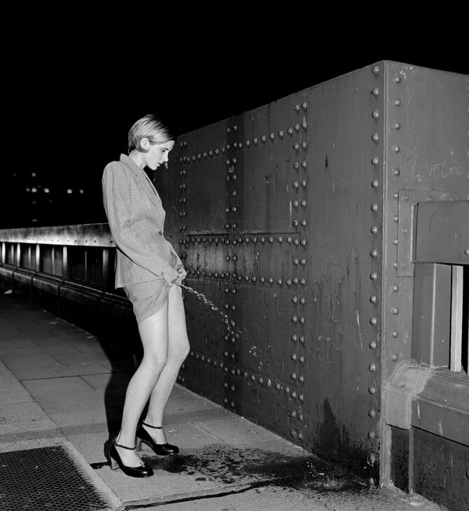 Pissing Women: H φωτογραφική σειρά των ‘90s επιστρέφει τριάντα χρόνια μετά 