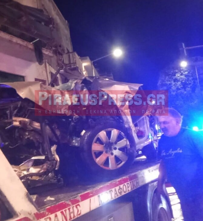 Τροχαίο στον Πειραιά: Αυτοκίνητο έπεσε σε κολώνα - Νεκρός ο οδηγός